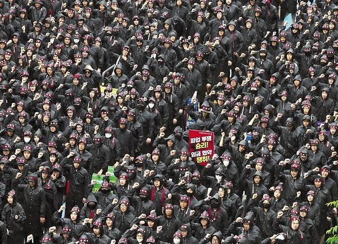 2024년 7월 경기 화성시 삼성전자 화성사업장 앞에서 열린 전국삼성전자노동조합(전삼노) 총파업 결의대회 모습. &nbsp;