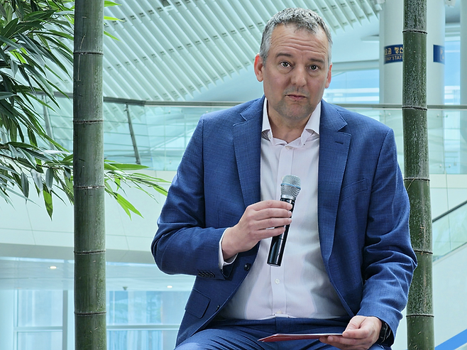 ▲14일 오전 11시 코넬 코스터(Corneel Koster) 버진 애틀랜틱 최고경영자(CEO)가 인천국제공항 제2여객 터미널에서 열린 런던 히스로-인천 직항 노선 취항 기념 기자 간담회에서 발언하는 모습. 사진=박규빈 기자