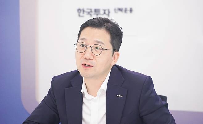 ▲13일 서울 여의도 한국투자신탁운용 본사에서 에너지경제신문과 인터뷰하고 있는 남용수 운용본부장 [사진=한투운용]