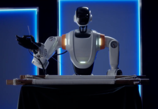 중국 로봇 스타트업 타스가 최근 공개한 손자수 놓는 휴머노이드 모습. /유튜브 캡처