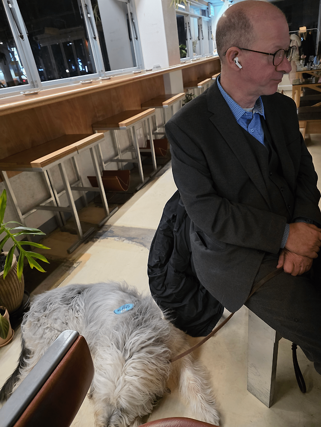 필자의 영국인 남편과 반려견. 동반출입형 음식점에서의 전형적인 동반 모습이다.