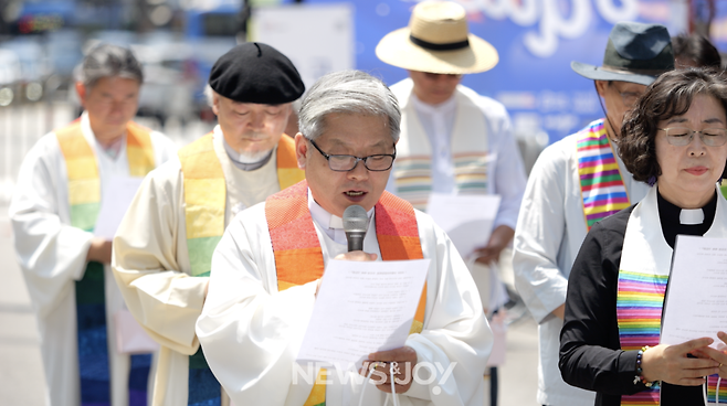 남재영 목사가 2024년 서울 퀴어 문화 축제에서 축복기도를 하는 모습. 뉴스앤조이 경소영