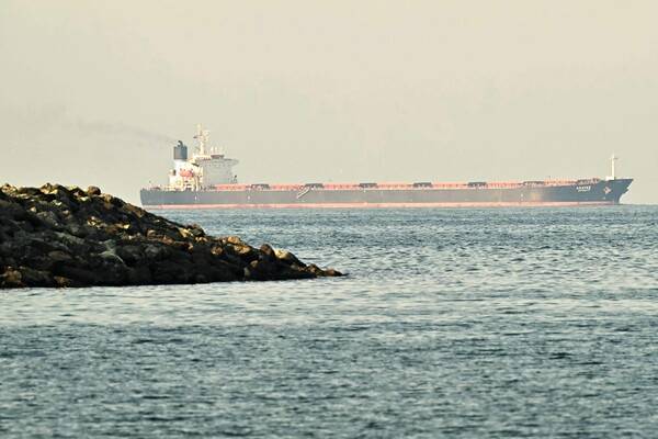 지난 2월 25일, 이란 북부 호르무즈 해협의 푸자이라 해안 도시 앞바다에 정박한 화물선. 미국은 파키스탄에서 열린 이란과 미국 간의 회담이 결렬된 후, 이란이 핵 개발 야욕을 포기하지 않았다는 점을 비난하며 2026년 4월 13일부터 모든 이란 항구에 대한 봉쇄를 시작할 것이라고 밝혔다. 2026.4.13. AFP 연합뉴스