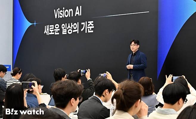 용석우 삼성전자 영상디스플레이사업부장 사장이 15일 서울 서초구 삼성강남에서 신제품 출시 행사 '더 퍼스트룩 서울 2026'에 참석해 제품 발표를 하고 있다./사진=이명근 기자 qwe123@