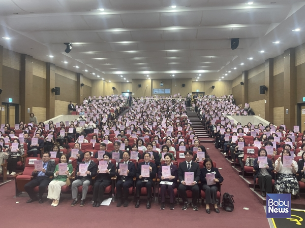14일 국회의원회관 대회의실에서 열린 '보육교사 대 아동 비율 정책 토론회'에서 참석자들이 기념촬영을 하고 있다. 소장섭 기자 ⓒ베이비뉴스