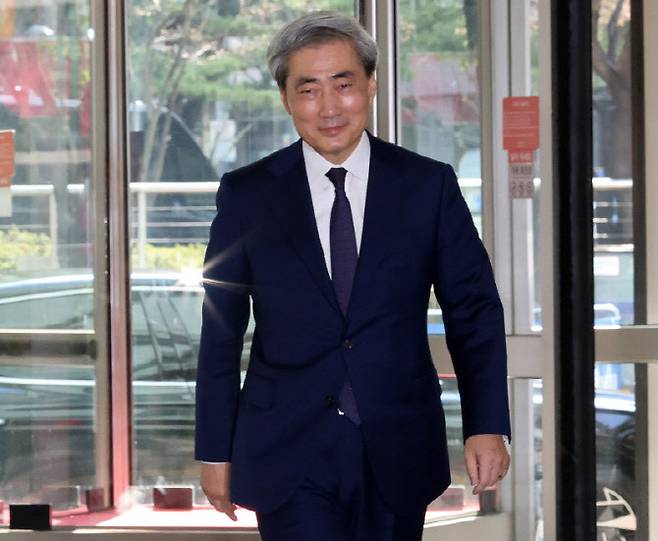 [이데일리 방인권 기자] 신현송 한국은행 총재 후보자가 지난달 31일 서울 중구 한화금융플라자에 마련된 인사청문회준비사무실로 출근하고 있다.