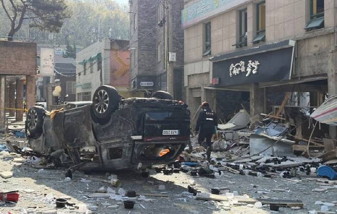 가게 앞 전복된 SUV (사진=뉴스1)
