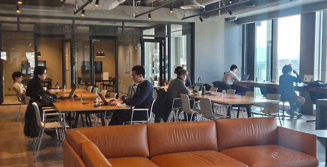 앵커고베 공유오피스에서 기업가들이 일하고 있다. (사진=박소영 기자)