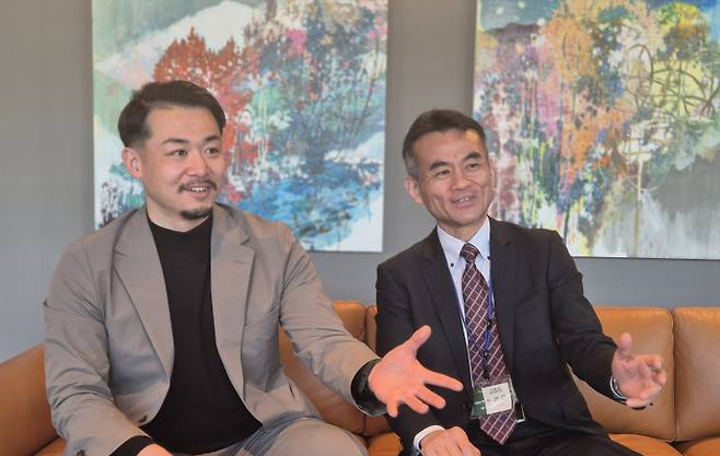 고베시 신산업창조과에서 일하는 타카미 나오야(왼쪽) 이노베이션전문관·데구치 코지(오른쪽) 과장이 한국 기업·스타트업과 협력을 확장하고 싶다고 말하고 있다. (사진=박소영 기자)