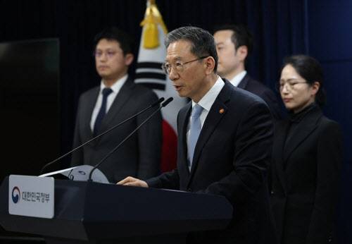 정성호 법무부 장관이 지난달 14일 서울 종로구 정부서울청사에서쉰들러 ISDS 승소와 관련 브리핑을 하고 있다. (사진=연합뉴스)