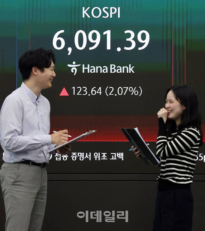 [이데일리 방인권 기자] 코스피가 32거래일 만에 종가 기준 6000선으로 장을 마감한 15일 서울 중구 하나은행 본점 딜링룸에서 딜러들이 업무를 보고 있다. 이날 코스피는 전 거래일 대비 123.64(2.07%)포인트 상승한 6,091.39를 코스닥은 전 거래일 대비 30.55(2.72%)포인트 상승한 1,152.43을 기록했다. 서울외환시장에서 원·달러 환율은 전일 대비 6.50원(0.44%) 하락한 달러당 1,474.70원에 거래되고 있다.