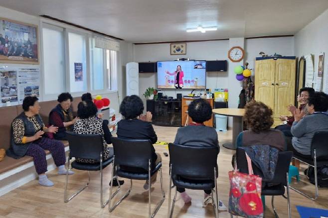 경북 안동시의 한 스마트경로당에서 어르신들이 나우비긴이 제공하는 노래 교실 콘텐츠를 시청하고 있다.(사진=나우비긴)