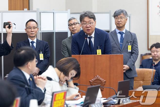 14일 서울 여의도 국회에서 열린 제434회국회(임시회) 윤석열 정권 정치검찰 조작기소 의혹 사건 진상규명 국정조사특별위원회 쌍방울 대북송금 조작기소 의혹 사건 청문회에서 증인으로 출석한 방용철 전 쌍방울 부회장이 의원 질의에 답변을 거부하고 있다. 2026.4.14 ⓒ 뉴스1 이승배 기자