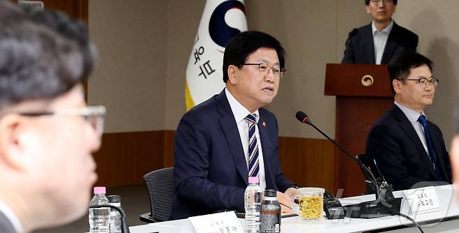 최교진 교육부 장관이 10일 세종시 정부세종청사에서 17개 시도 부교육감들이 참석한 가운데 2026년도 추가경정예산 관련 회의를 주재하며 발언하고 있다. 2026.4.10 ⓒ 뉴스1 김기남 기자