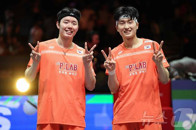 서승재(왼쪽)-김원호 조가 9일(한국시간) 영국 버밍엄 유틸리타 아레나에서 열린 2026 BWF 월드투어 슈퍼 1000 전영오픈 남자 복식 결승에서 말레이시아의 아론 치아-소우이익 조를 게임스코어 2-1(18-21 21-12 21-19)로 꺾고 우승을 차지했다. ⓒ AFP=뉴스1