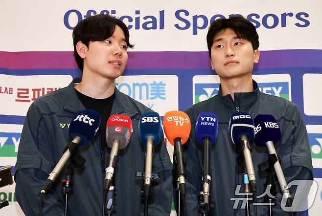 2026 아시아배드민턴선수권 남자복식에서 우승한 서승재, 김원호 선수가 13일 오후 인천국제공항 제2터미널에서 우승 소감을 밝히고 있다. 2026.4.13 ⓒ 뉴스1 최지환 기자