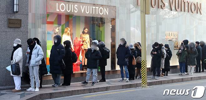 서울 시내 한 백화점 명품관 롤렉스 매장의 입장을 기다리는 시민들의 모습. 2022.1.10 ⓒ 뉴스1 김진환 기자