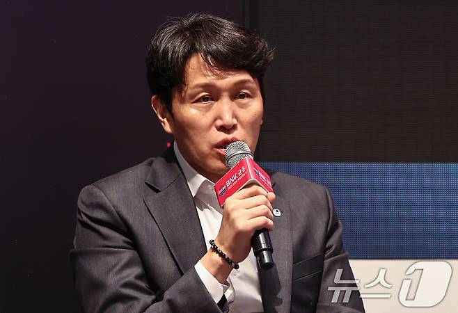 우리은행 위성우 감독이 6일 서울 용산구 서울드래곤시티에서 열린 BNK금융 2025-2026 여자프로농구 포스트시즌 미디어데이에서 발언하고 있다. 2026.4.6 ⓒ 뉴스1 김도우 기자