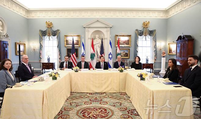 14일(현지시간) 미국 워싱턴DC 국무부 청사에서 마코 루비오 국무장관(가운데)이 예히엘 라이터 주미이스라엘 대사(사진 왼쪽에서 두번째)와 나다 하마데 주미레바논 대사(사진 오른쪽에서 두번째)를 만나 휴전 협상을 중재하고 있다. 2026.04.14. ⓒ 로이터=뉴스1