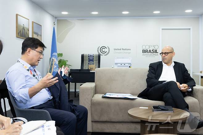 김성환 기후에너지환경부 장관이 브라질 벨렝에서 열렸던 제30차 유엔기후변화협약당사국총회(COP30)에 참석해 사이먼 스틸 UNFCCC 사무총장과 만나 2035 국가온실가스감축목표를 논의했다.(기후에너지환경부 제공. 재판매 및 DB 금지) 2025.11.19 ⓒ 뉴스1