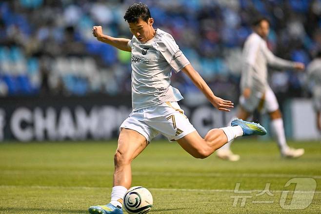 경기 전 슈팅 훈련을 하는 LA FC 손흥민 ⓒ AFP=뉴스1