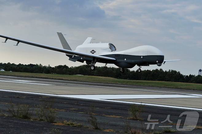MQ-4C '트리톤' 무인정찰기가 지난 2014년 9월 18일(현지시간) 미국 캘리포니아주 소재 노스먼 그루먼 시설에서 이륙해 약 11시간의 비행을 마치고 착륙하고 있다. 2019.06.20. ⓒ 로이터=뉴스1