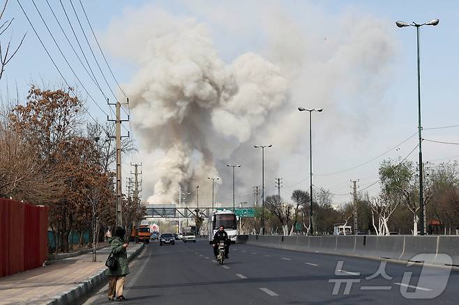 이란 테헤란에서 미국과 이스라엘의 폭격으로 연기 구름이 솟아오르고 있다. 2026.03.05. ⓒ 로이터=뉴스1
