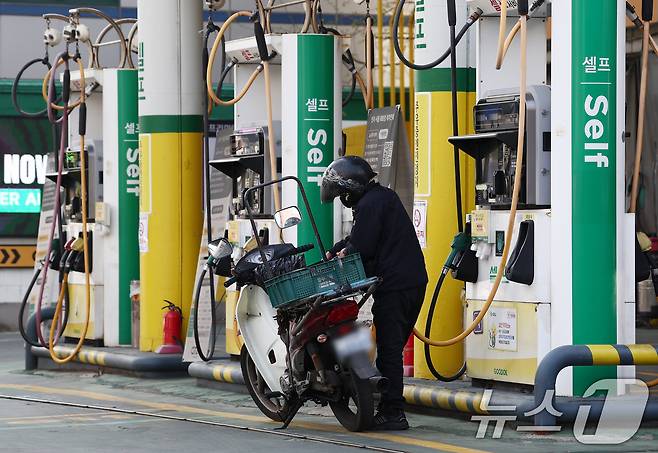 서울 시내 주유소에서 시민이 차량에 기름을 넣고 있다.  2026.4.15 ⓒ 뉴스1 김민지 기자