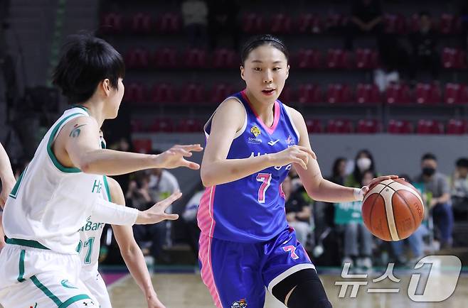 15일 경기 용인시 처인구 용인실내체육관에서 열린 'BNK 금융 2025-2026 여자프로농구 플레이오프 4차전' 용인 삼성생명 블루밍스와 부천 하나은행의 경기에서 삼성생명 강유림이 돌파하고 있다. 2026.4.15 ⓒ 뉴스1 김영운 기자