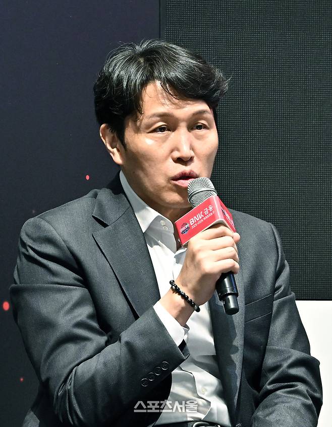우리은행 위성우 감독이 6일 서울 용산구 서울드래곤시티 그랜드볼룸에서 열린 BNK금융 2025-2026 여자프로농구 포스트시즌 미디어데이 행사에서 사회자의 질문에 답을 하고 있다. 박진업 기자 upandup@sportsseoul.com