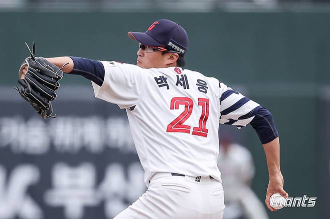 롯데 박세웅이 부산 사직구장에서 열린 2026 KBO리그 정규시즌 SSG전에 선발 등판해 역투하고 있다. 사진 | 롯데 자이언츠