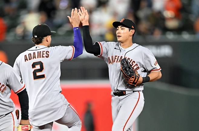 BALTIMORE, MARYLAND - APRIL 10: Willy Adames #2 and Jung Hoo Lee #51 of the San Francisco Giants celebrate after a 6-3 victory against the Baltimore Orioles at Oriole Park at Camden Yards on April 10, 2026 in Baltimore, Maryland.   Greg Fiume/Getty Images/AFP (Photo by Greg Fiume / GETTY IMAGES NORTH AMERICA / Getty Images via AFP)







<저작권자(c) 연합뉴스, 무단 전재-재배포, AI 학습 및 활용 금지>