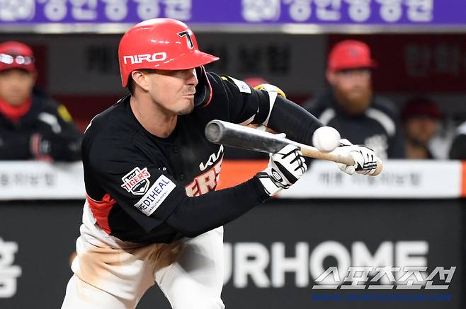 10일 대전 한화생명볼파크에서 열린 한화와 KIA의 경기. KIA 데일이 번트를 대고 있다. 대전=박재만 기자 pjm@sportschosun.com/2026.04.10/