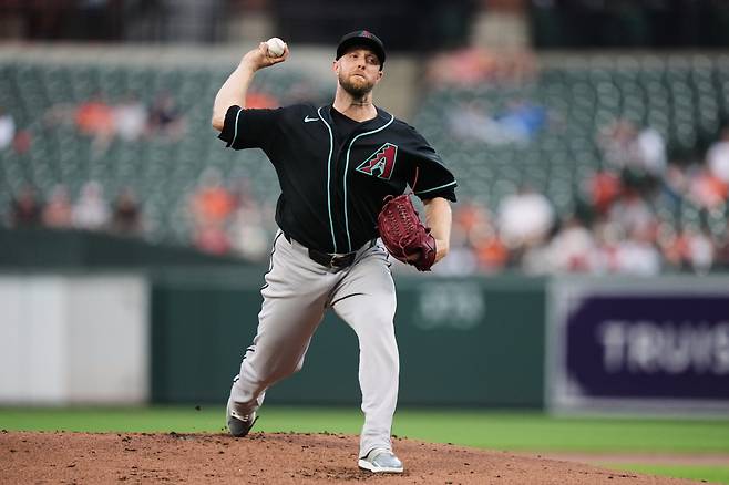 Arizona Diamondbacks starting pitcher Merrill Kelly delivers during the first inning of a baseball game against the Baltimore Orioles, Tuesday, April 14, 2026, in Baltimore. (AP Photo/Stephanie Scarbrough)







<저작권자(c) 연합뉴스, 무단 전재-재배포, AI 학습 및 활용 금지>
