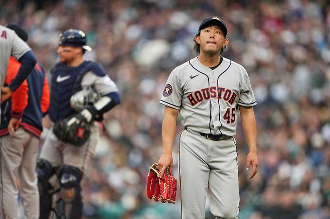 Houston Astros starting pitcher Tatsuya Imai walks back to the dugout after being taken out of the game during the first inning of a baseball game against the Seattle Mariners, Friday, April 10, 2026, in Seattle. (AP Photo/Lindsey Wasson)







<저작권자(c) 연합뉴스, 무단 전재-재배포, AI 학습 및 활용 금지>