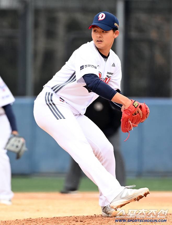 15일 이천베어스파크에서 열린 삼성과 두산의 시범경기. 두산 이교훈이 역투하고 있다. 이천=허상욱 기자wook@sportschosun.com/2026.03.15/