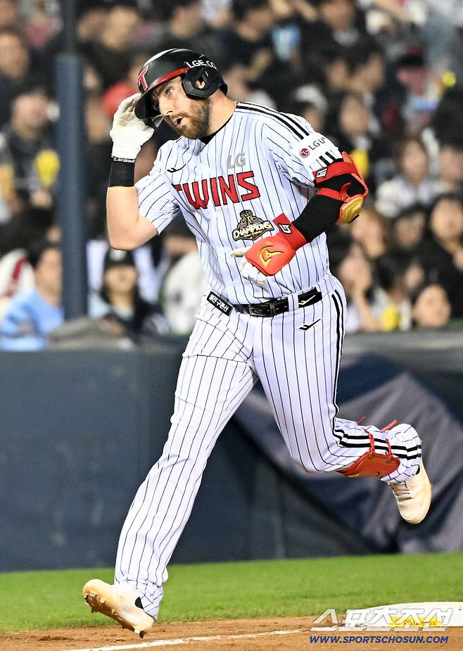 14일 잠실구장에서 열린 LG와 롯데의 경기. 8회말 LG 오스틴이 솔로포를 날린 뒤 환호하고 있다. 잠실=박재만 기자 pjm@sportschosun.com/2026.04.14/