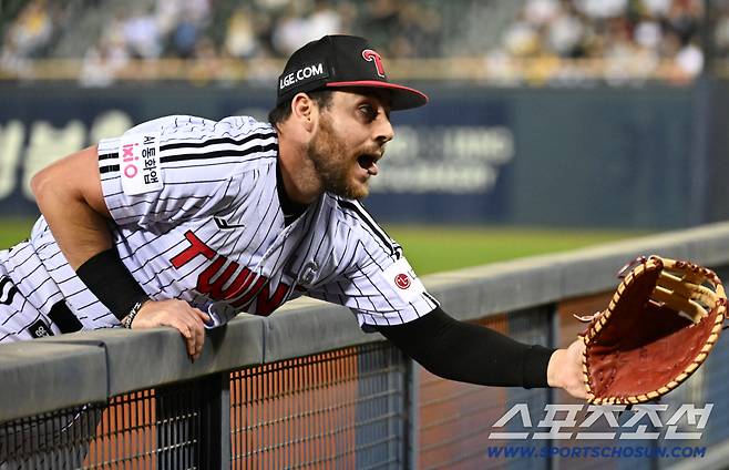 14일 잠실구장에서 열린 LG와 롯데의 경기. LG 1루수 오스틴이 끝까지 수비를 하고 있다. 잠실=박재만 기자 pjm@sportschosun.com/2026.04.14/