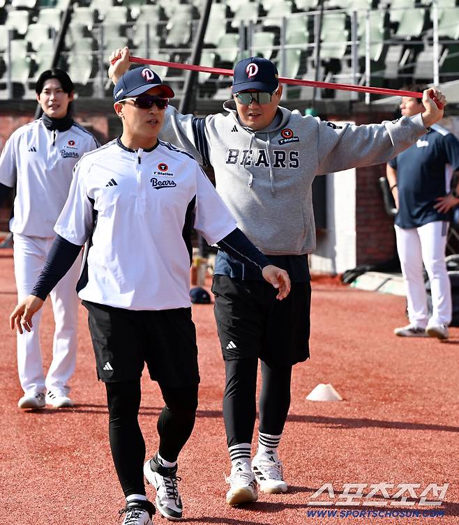 15일 인천SSG랜더스필드에서 열린 SSG와 두산의 경기. 두산 손아섭, 양의지가 몸을 풀고 있다. 인천=박재만 기자 pjm@sportschosun.com