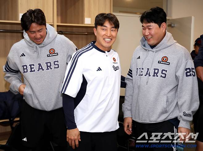 14일 인천 SSG랜더스필드에서 열린 SSG와 두산의 주중 3연전 첫 번째 경기. 두산 베어스 선수단과 첫 인사를 나누고 있는 손아섭. <사진제공=두산베어스>