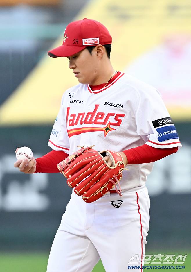15일 인천SSG랜더스필드에서 열린 SSG와 두산의 경기. SSG 최민준이 숨을 고르고 있다. 인천=박재만 기자 pjm@sportschosun.com/2026.04.15/