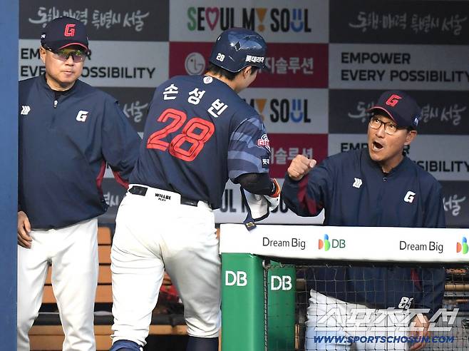 15일 잠실구장에서 열린 LG와 롯데의 주중 3연전 두 번째 경기. 3회 롯데 손성빈이 솔로홈런을 날렸다. 김태형 감독과 하이파이브를 나누고 있는 손성빈. 잠실=송정헌 기자songs@sportschosun.com/2026.04.15/