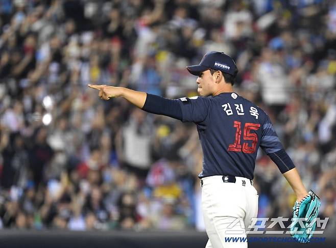 15일 잠실구장에서 열린 LG와 롯데의 주중 3연전 두 번째 경기. 5회말 2사 1, 2루 실점 위기를 넘긴 롯데 선발 김진욱. 잠실=송정헌 기자songs@sportschosun.com/2026.04.15/