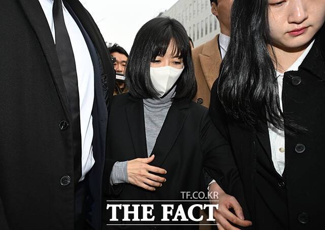 미공개 정보를 이용한 주식 매입 혐의를 받는 구연경 LG복지재단 대표가 지난 2월 10일 서울 양천구 남부지방법원에서 열린 1심 선고 공판을 마치고 법원을 나서고 있다. /박헌우 기자