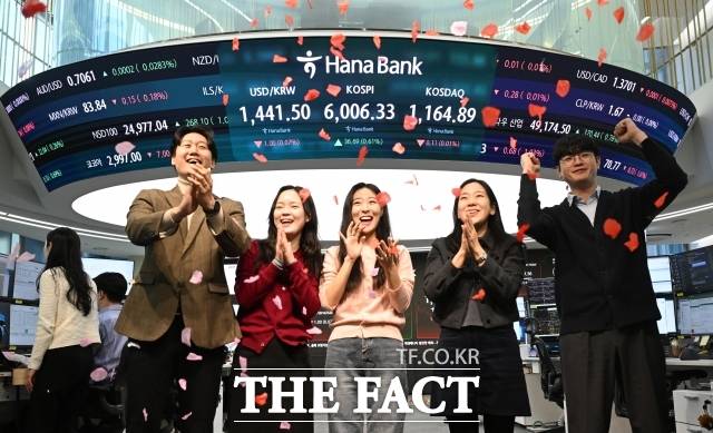 코스피 지수가 사상 처음으로 6000선을 넘어선 지난달 25일 서울 중구 하나은행 본점 딜링룸 전광판에 지수가 표시되고 있다. /박헌우 기자