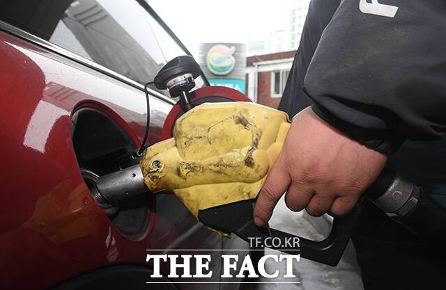 지난 10일 서울시 성동구의 한 주유소에서 직원이 주유하고 있다. /박상민 기자