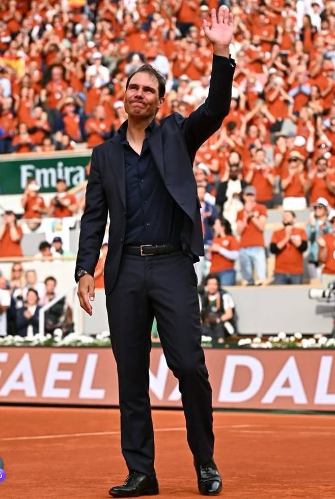 지난해 롤랑가로스에서 팬들에게 작별 인사를 하는 라파엘 나달. 개인SNS