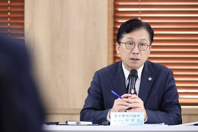 이병권 중소벤처기업부 제2차관이 15일 서울 중구 외식업 중앙회에서 열린 '중동 전쟁 관련 소상공인 현장애로 간담회(2차, 외식업)'에서 모두발언을 하고 있다. 중기부