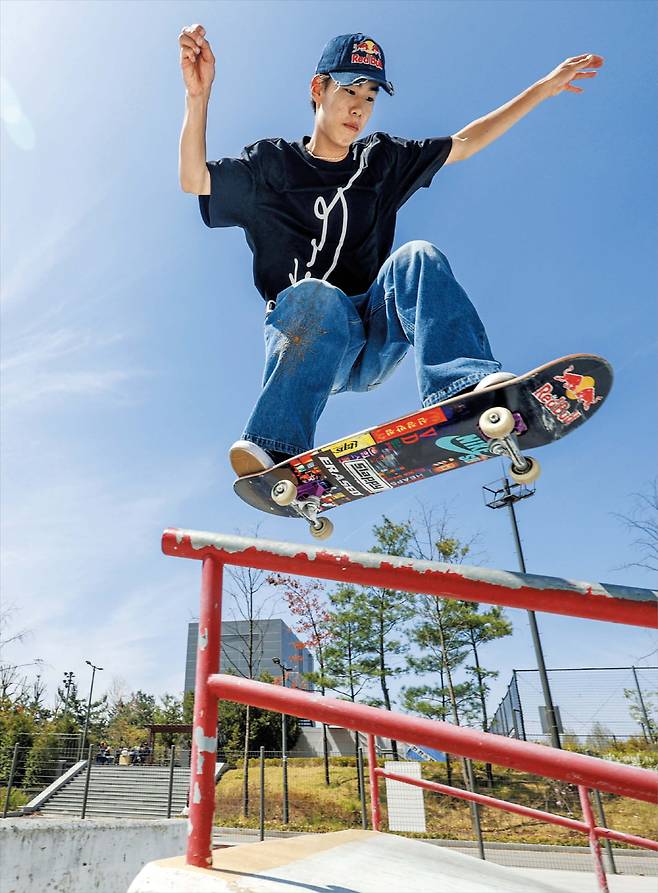 강준이가 12일 서울 동작구 보라매공원 엑스게임장에서 훈련하고 있다. 한국 최초로 SLS에서 우승한 그는 “하루 6~8시간을 연습에 쏟고 있는데 한 만큼 보상을 받는 것 같다”고 말했다. /장련성 기자