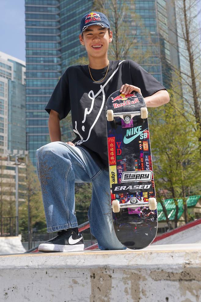 12일 오전 서울 동작구 보라매공원X게임장에서 한국인 최초로 스트리트 스케이트보드 대회(SLS)에서 우승을 차지한 강준이가 스케이트보드를 손에 쥐고 활짝 웃고 있다. /장련성 기자